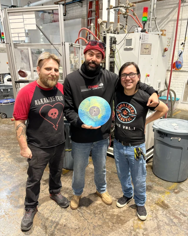 Had a great visit with Oscar from @obi.tonic here at the plant while pressing his stunning new metallic Gold & metallic Blue BALLAHTONIC & XEOS record ‘Olayem’. Score your copy direct from them here soon before they are all gone!! 💥🔵🌗🟡🔥

#diyvinyl #diyvinylpressing #pressedwithLOVEinChicago #chicagopressingplant #chicagovinyl #vinylcommunity #instavinyl #colorvinyl #colorvinylrecords #customcolorvinyl #madeinUSA #pressedinUSA #supportlocalmusic #presslocal #pressedatsmashed #pressatsmashed