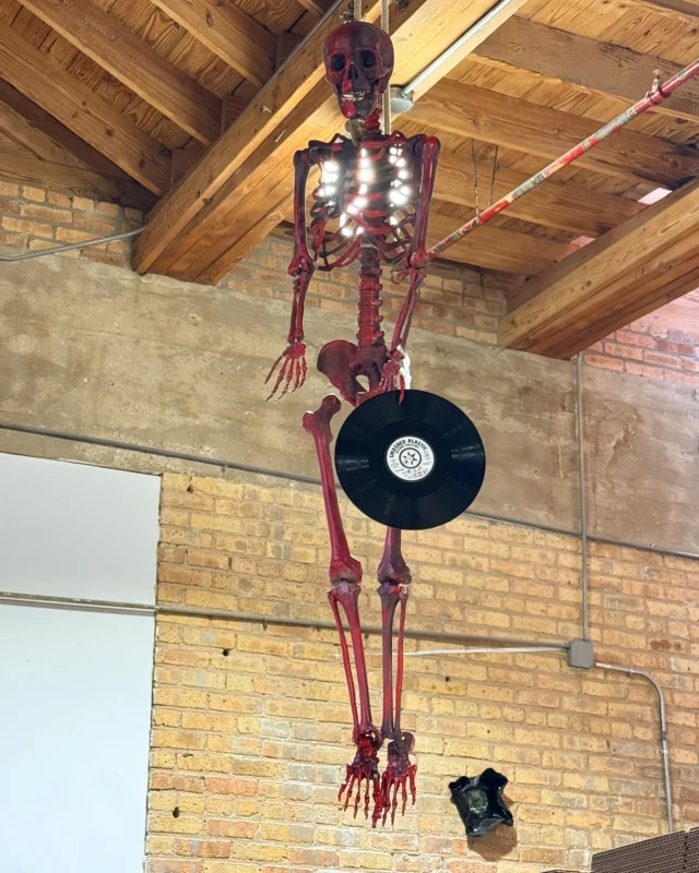 Hello from the warehouse. #DiaDeLosDiscos 

#chicagopressingplant #pressedwithLifeInChicago #diyvinyl #diyvinylpressing #diyordie #diyanddie #smashedplastic #vinylpressingplant #pressedwithLoveinChicago