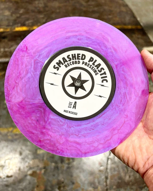 Can you press metallic, iridescent, swirling l, truly psychedelic effects on 7”s as well? Oh yes. 

Reach out/trip out. 
Zoom in. 🔎

#handpouredcolorvinyl #customcolormixedvinyl #colorvinylrecords